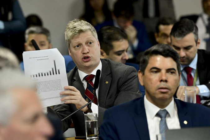 Deputado Marcel van Hattem (Novo-RS) em pronunciamento à bancada.