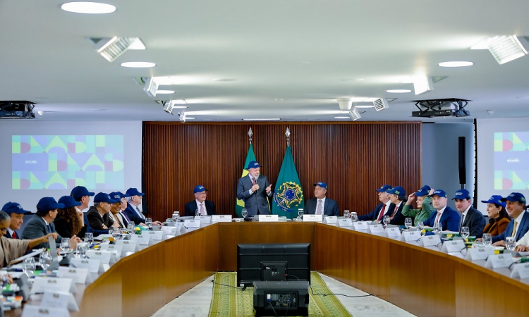 O presidente Lula, o vice Geraldo Alckmin e os ministros do governo usam o boné com a mensagem "o Brasil é dos Brasileiros" durante reunião ministerial no Palácio do Planalto