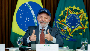 Lula usa o boné "O Brasil é dos brasileiros"