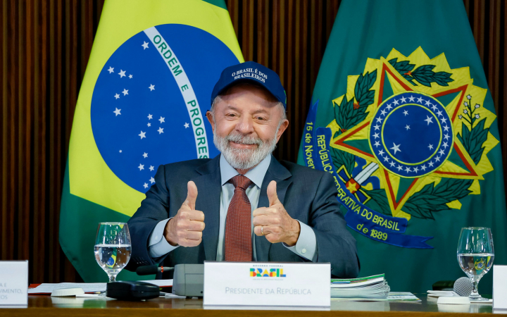 Lula usa o boné "O Brasil é dos brasileiros"