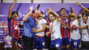 Após levar banho de gelo, o técnico Rogério Ceni comemora conquista da Copa do Nordeste com jogadores do Bahia