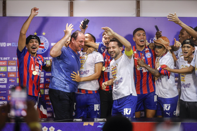 Após levar banho de gelo, o técnico Rogério Ceni comemora conquista da Copa do Nordeste com jogadores do Bahia