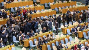 Participantes da Assembleia Geral da Organização das Nações Unidas (ONU) se levantam de seus assentos nesta sexta-feira, em Nova York