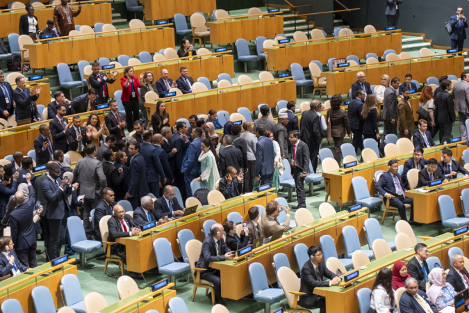 Participantes da Assembleia Geral da Organização das Nações Unidas (ONU) se levantam de seus assentos nesta sexta-feira, em Nova York
