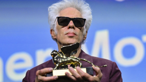O diretor americano Jim Jarmusch posa após receber o Leão de Ouro de melhor filme por Father Mother Sister Brother durante a cerimônia de encerramento e premiação da 82ª edição do Festival Internacional de Cinema de Veneza