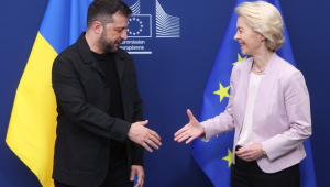 A presidente da Comissão Europeia, Ursula von der Leyen (R), dá as boas-vindas ao presidente ucraniano, Volodymyr Zelensky, antes de uma reunião em Bruxelas, Bélgica, em 17 de agosto de 2025. (Bélgica, Ucrania, Bruselas) EFE/EPA/OLIVIER HOSLET