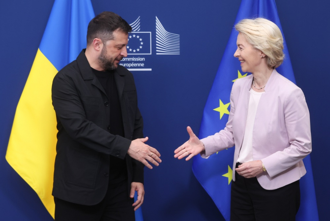 A presidente da Comissão Europeia, Ursula von der Leyen (R), dá as boas-vindas ao presidente ucraniano, Volodymyr Zelensky, antes de uma reunião em Bruxelas, Bélgica, em 17 de agosto de 2025. (Bélgica, Ucrania, Bruselas) EFE/EPA/OLIVIER HOSLET