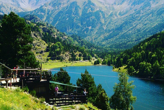 Parque Tyrovol, em Porte-Puymorens, na França., oferece passeios de tirolesa