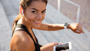 Retrato de uma mulher de fitness sorridente em fones de ouvido