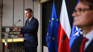 O vice-primeiro-ministro e ministro das Relações Exteriores da Polônia, Radoslaw Sikorski (à esq.), fala em coletiva no Ministério das Relações Exteriores, em Varsóvia, nesta quarta-feira