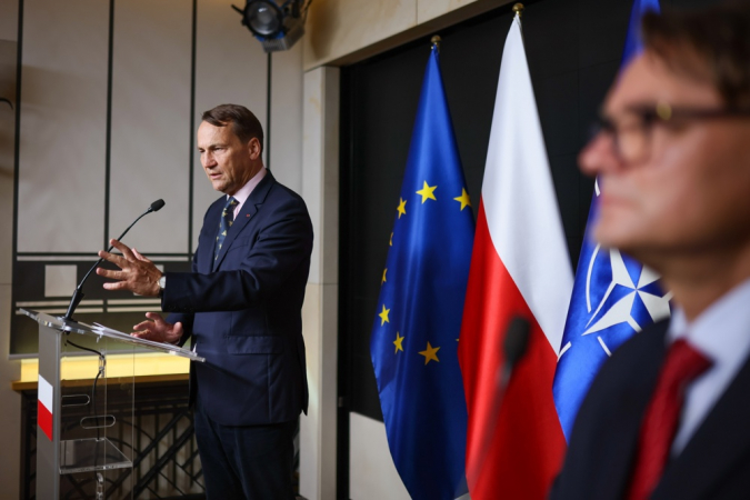 O vice-primeiro-ministro e ministro das Relações Exteriores da Polônia, Radoslaw Sikorski (à esq.), fala em coletiva no Ministério das Relações Exteriores, em Varsóvia, nesta quarta-feira