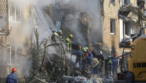 Equipes de resgate ucranianas trabalham em lugar atingido por ataque russo em Kiev