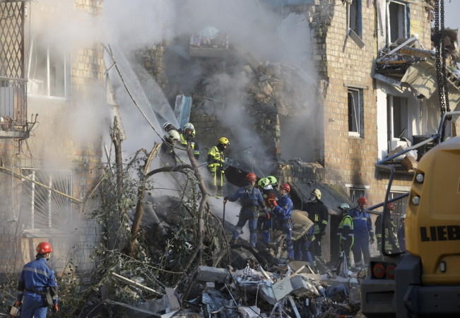 Equipes de resgate ucranianas trabalham em lugar atingido por ataque russo em Kiev