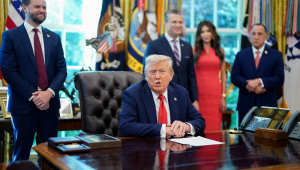 Donald Trump discursa durante a assinatura de uma ordem executiva no Salão Oval da Casa Branca, em Washington