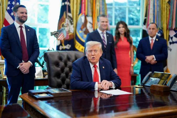 Donald Trump discursa durante a assinatura de uma ordem executiva no Salão Oval da Casa Branca, em Washington