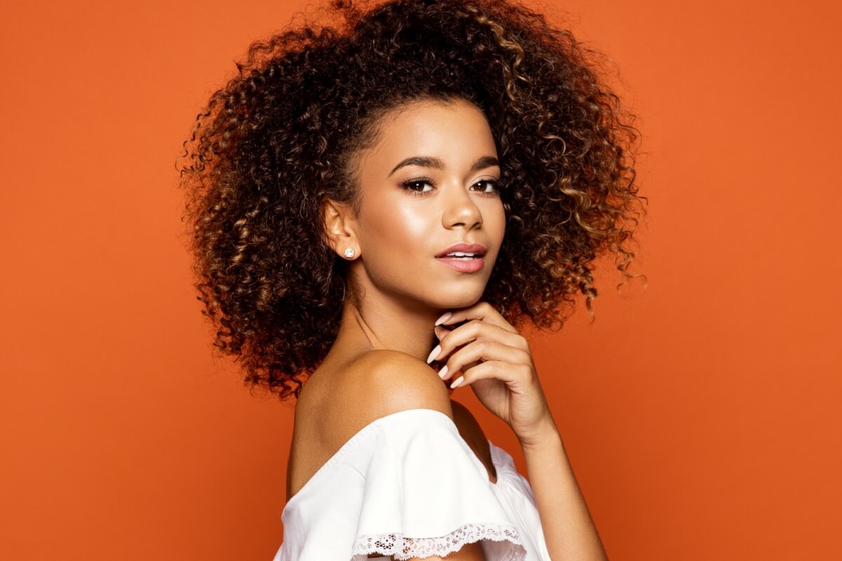 Os cabelos crespos e cacheados  valorizam a diversidade 