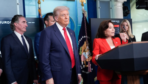 O presidente dos EUA, Donald Trump (C-L), ouve os comentários da procuradora-geral dos Estados Unidos para o Distrito de Columbia, Jeanine Pirro (C-R), durante uma coletiva de imprensa na Sala de Imprensa James S. Brady da Casa Branca, em Washington, DC, EUA, em 11 de agosto de 2025. O presidente Trump deve anunciar o envio da Guarda Nacional para Washington, DC, como parte de uma estratégia de redução da criminalidade. (Estados Unidos) EFE/EPA/YURI GRIPAS / POOL
