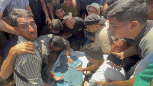 O número de jornalistas assassinados nesta segunda-feira no bombardeio israelense contra o Hospital Nasser, no sul de Gaza, aumentou para cinco, depois de um repórter independente, que trabalhou para diferentes meios, sucumbir às suas heranças. EFE/Ahmad Awad