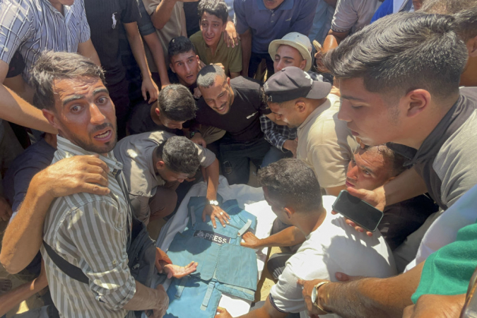O número de jornalistas assassinados nesta segunda-feira no bombardeio israelense contra o Hospital Nasser, no sul de Gaza, aumentou para cinco, depois de um repórter independente, que trabalhou para diferentes meios, sucumbir às suas heranças. EFE/Ahmad Awad