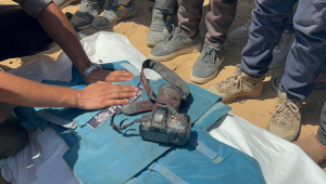 O número de jornalistas assassinados nesta segunda-feira no bombardeio israelense contra o Hospital Nasser, no sul de Gaza, aumentou para cinco, depois de um repórter independente, que trabalhou para diferentes meios, sucumbir às suas heranças. EFE/Ahmad Awad