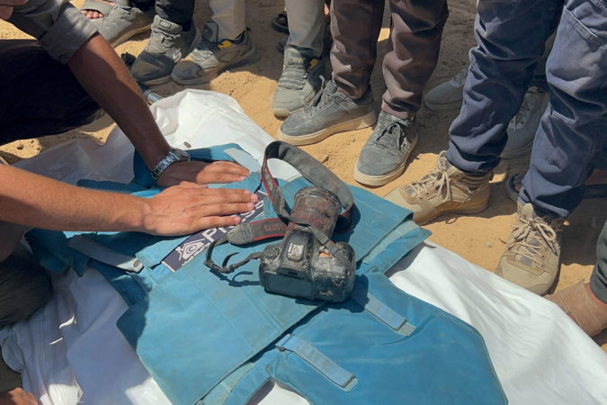 O número de jornalistas assassinados nesta segunda-feira no bombardeio israelense contra o Hospital Nasser, no sul de Gaza, aumentou para cinco, depois de um repórter independente, que trabalhou para diferentes meios, sucumbir às suas heranças. EFE/Ahmad Awad