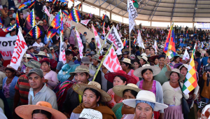 Apoiadores do ex-presidente boliviano Evo Morales participam de um evento de encerramento de campanha na quarta-feira em Cochabamba, Bolívia. Morales disse que, se o voto nulo prevalecer em 17 de agosto, "Evo venceu as eleições gerais" na Bolívia, já que, em sua opinião, não há candidato que represente "o povo boliviano". EFE/Jorge Abrego