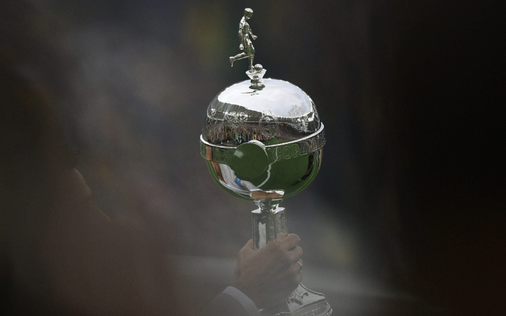 A sonhada taça da Libertadores (Foto: Carl de Souza/AFP)