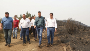 Primeiro-ministro da Espanha, Pedro Sanchez, ao lado do presidente regional de Castela e Leão, Alfonso Fernandez Manueco, em Villablino, em León, na Espanha, para acompanhar os incêndios que afetam cidades próximas