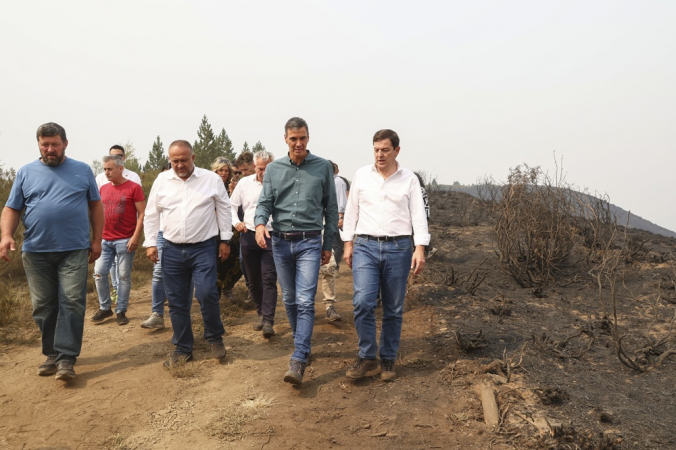 Primeiro-ministro da Espanha, Pedro Sanchez, ao lado do presidente regional de Castela e Leão, Alfonso Fernandez Manueco, em Villablino, em León, na Espanha, para acompanhar os incêndios que afetam cidades próximas