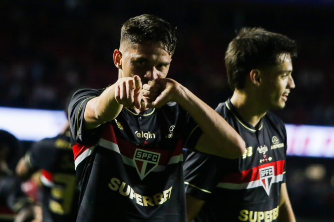 Pablo Maia comemora o gol após abrir o placar para o São Paulo no Morumbi