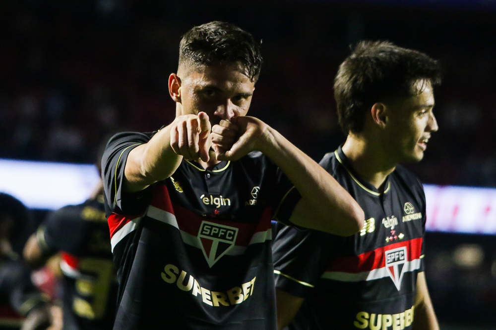 São Paulo vence o Atlético-MG com facilidade, chega a oito jogos invicto e deixa Cuca na berlinda