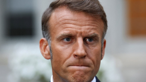 O presidente francês Emmanuel Macron observa enquanto fala com a imprensa após reunião com o presidente dos EUA, Donald Trump