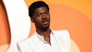 O rapper norte-americano Lil Nas X participa da festa do Oscar da Vanity Fair no Wallis Annenberg Center for the Performing Arts, em Beverly Hills, Califórnia