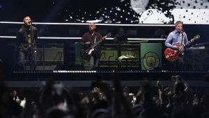 Homem morre após sofrer queda em show do Oasis no estádio Wembley