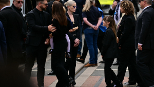 Kelly Osbourne agradece apoio dos fãs após morte de Ozzy: ‘Não ficarei bem por um tempo’