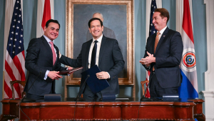 Secretário de Estado dos EUA, Marco Rubio, e o Ministro das Relações Exteriores do Paraguai, Ruben Ramirez Lezcano, posam para uma foto após assinarem um memorando de entendimento na Sala de Tratados do Departamento de Estado, em Washington, D.C.