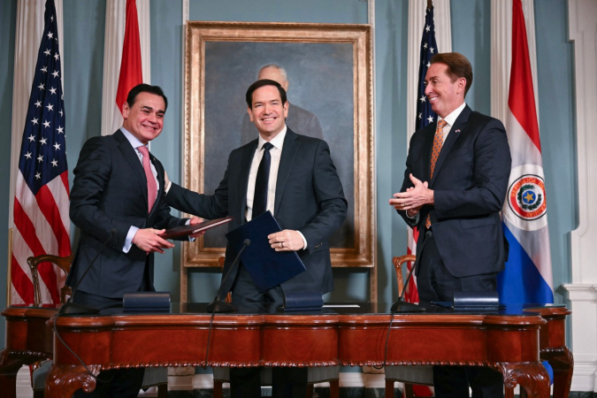 Secretário de Estado dos EUA, Marco Rubio, e o Ministro das Relações Exteriores do Paraguai, Ruben Ramirez Lezcano, posam para uma foto após assinarem um memorando de entendimento na Sala de Tratados do Departamento de Estado, em Washington, D.C.