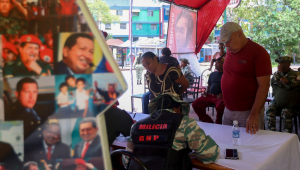 Pessoas se inscrevem para integrar as milícias civis durante uma campanha nacional de alistamento convocada pelo governo do presidente Nicolás Maduro