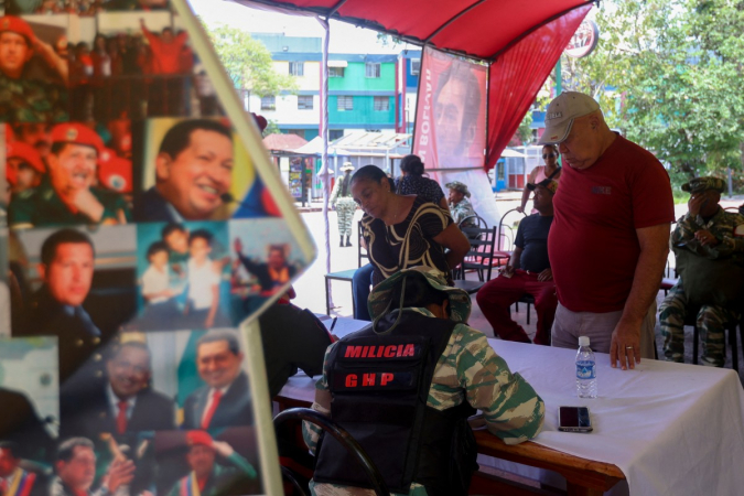 Pessoas se inscrevem para integrar as milícias civis durante uma campanha nacional de alistamento convocada pelo governo do presidente Nicolás Maduro