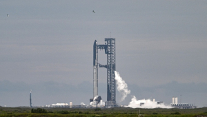 A Starship da SpaceX é vista na plataforma de lançamento em Starbase, Texas