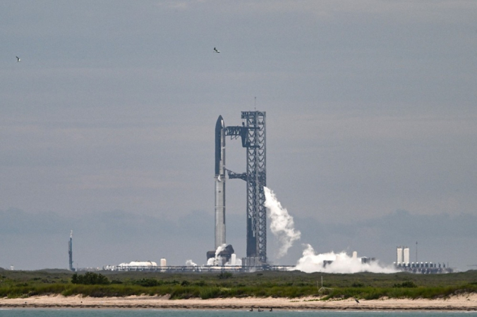 A Starship da SpaceX é vista na plataforma de lançamento em Starbase, Texas