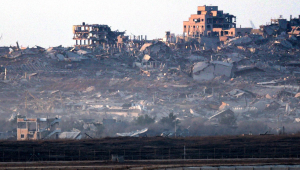 Imagem da fronteira israelense com a Faixa de Gaza mostra prédios destruídos no território em conflito
