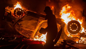 Um carro é incendiado durante protesto em Yogyakarta