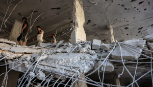 'Nós temos medo da noite, de dormir em nossas barracas', afirma Iman Rajab, uma moradora de Gaza, após intensos bombardeios israelenses