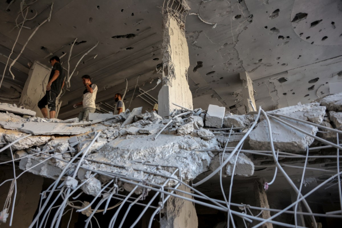 'Nós temos medo da noite, de dormir em nossas barracas', afirma Iman Rajab, uma moradora de Gaza, após intensos bombardeios israelenses