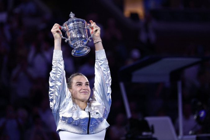 Aryna Sabalenka, da Bielorrússia, posa com o troféu após derrotar a americana Amanda Anisimova na final