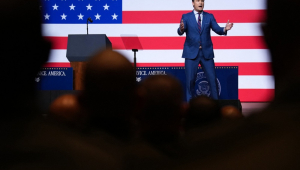 O secretário de Defesa dos EUA, Pete Hegseth, discursa a oficiais militares de alta patente na Base do Corpo de Fuzileiros Navais em Quantico, Virgínia