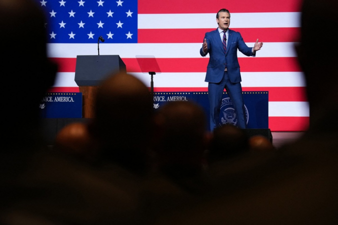 O secretário de Defesa dos EUA, Pete Hegseth, discursa a oficiais militares de alta patente na Base do Corpo de Fuzileiros Navais em Quantico, Virgínia