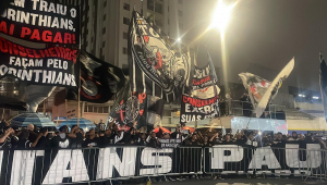 Protesto de torcedores do Corinthians contra os dirigentes do clube, em frente ao Parque São Jorge