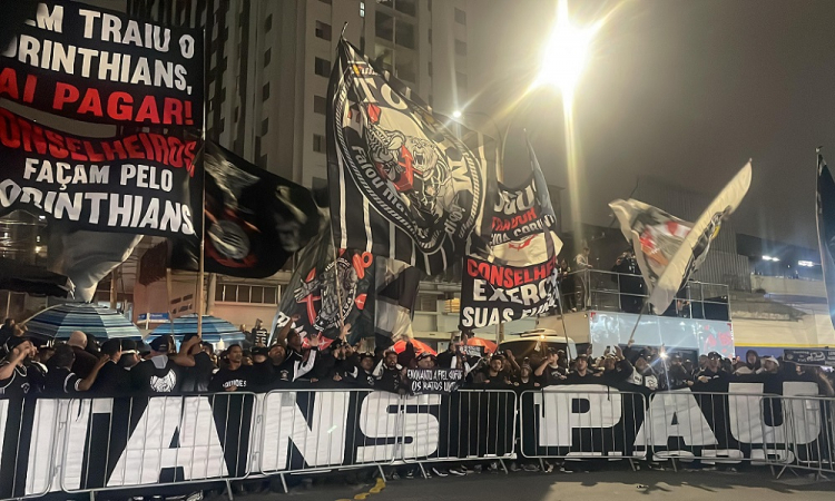 Protesto de torcedores do Corinthians contra os dirigentes do clube, em frente ao Parque São Jorge